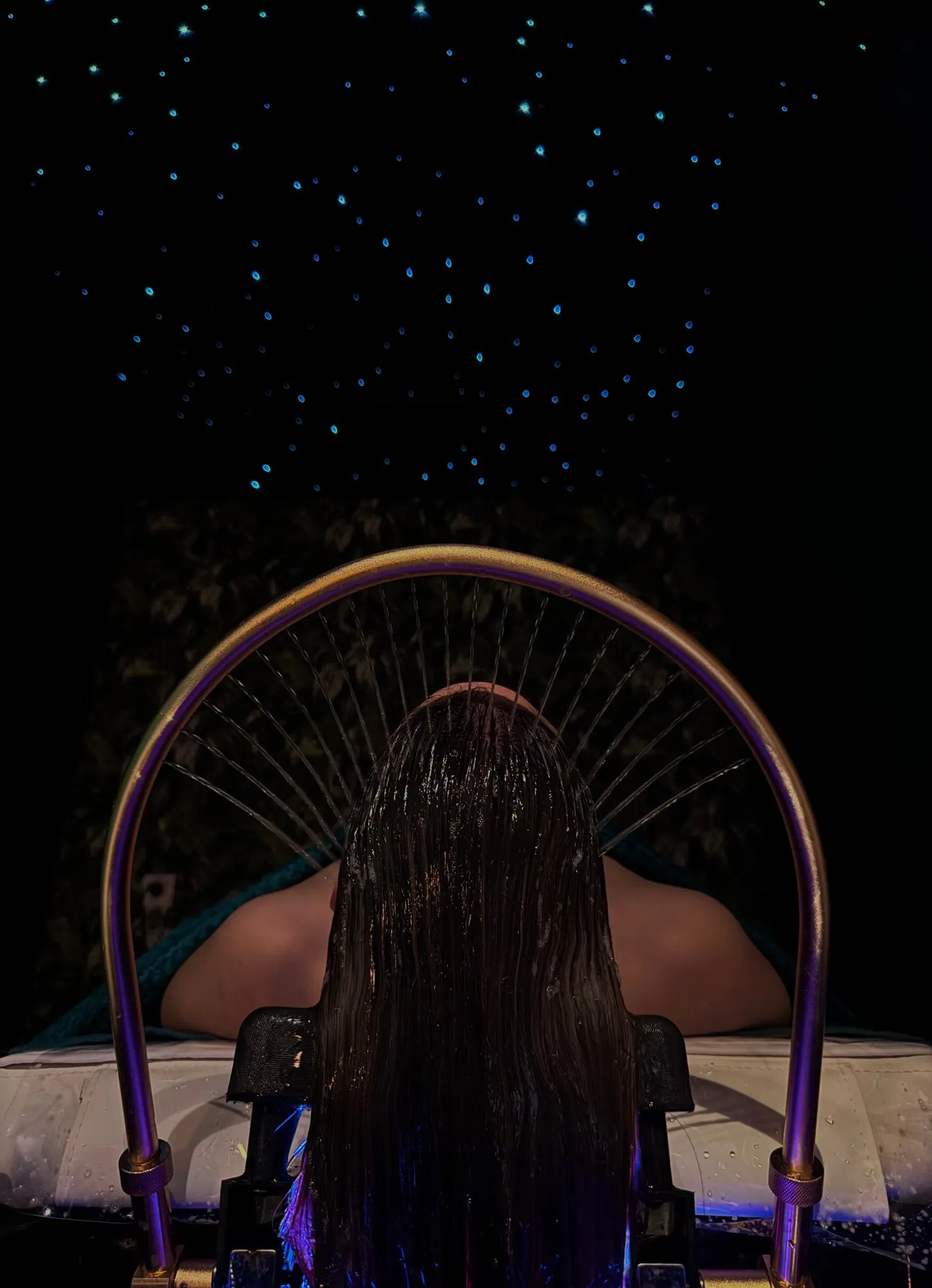 Head spa : rinçage sous une arche d'eau, ciel étoilé au salon de Penne