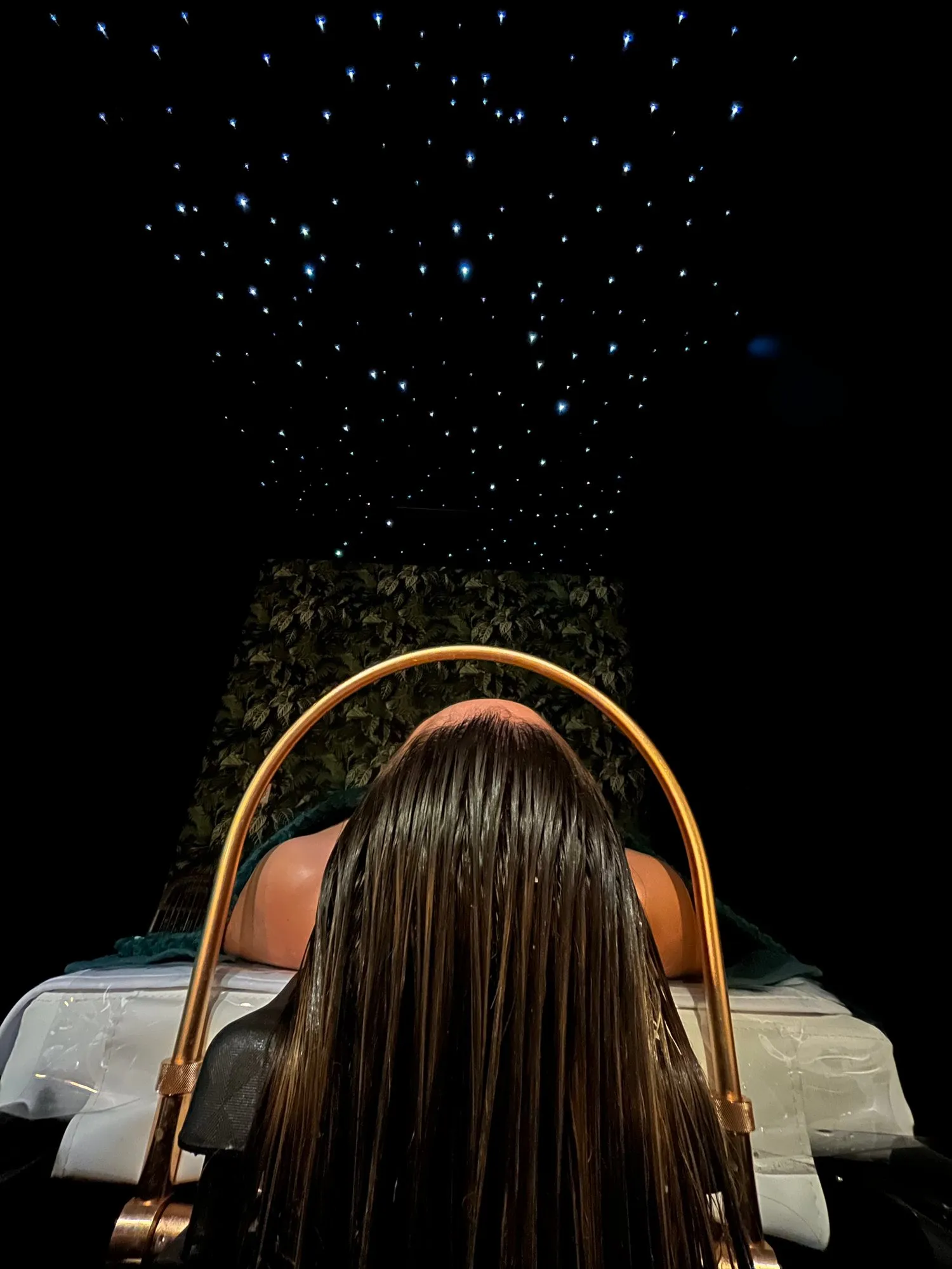 Head spa au salon de Penne : rinçage relaxant sous ciel étoilé